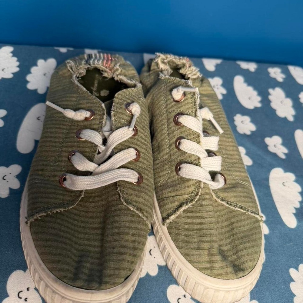 Tommy Bahama Olive Canvas Sneakers Size 9.5 Coastal Grandma Beachy Sneakers